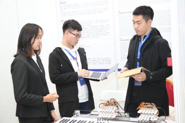北航suncitygroup太阳新城官网学生韩腾飞,带来其团队研发的会弹钢琴的机械手。(中关村管委会供图)